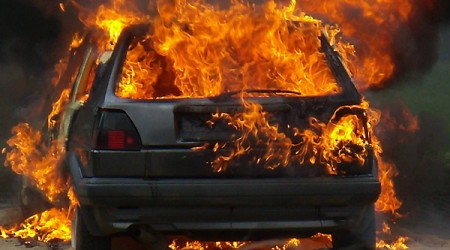 У Смілі товариші рятували авто від вогню