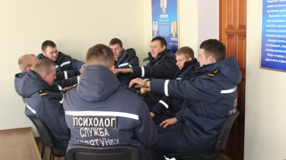 Екстремальні психологи ДСНС провели лекційне заняття зі слухачами навчального пункту