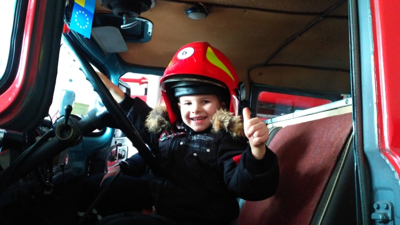 Чорнобаївські рятувальники нагородили маленького героя, який під час пожежі врятував життя діду