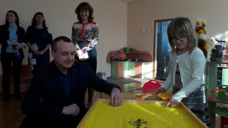 Черкаський «батьківщинівець» Руслан Петрик вручив дитсадку №29 пісочні столи