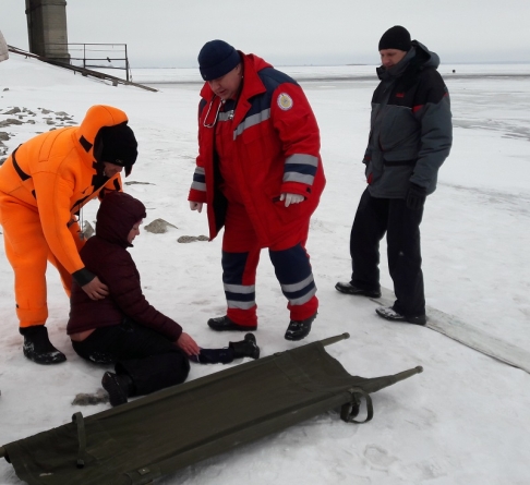 Черкаські рятувальники доправили на берег з крижаного Дніпра жінку з переломом ноги
