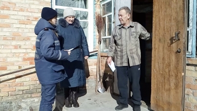 Канівські рятувальники обійшли з профілактичним відпрацюванням приватні будинки двох сіл