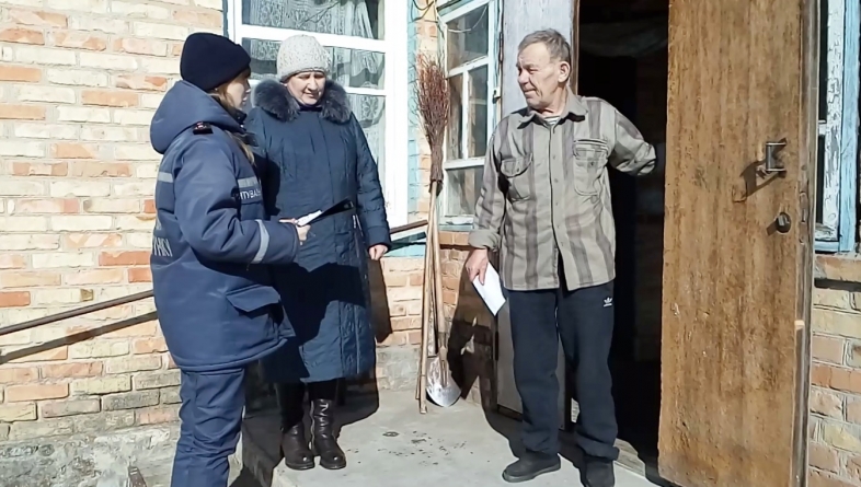 Канівські рятувальники обійшли з профілактичним відпрацюванням приватні будинки двох сіл