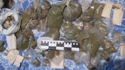 Поліцейські Черкащини вилучили наркотики та зброю