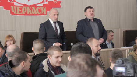 Черкаська “громадськість” побилася з депутатами на сесії міськради (ВІДЕО)