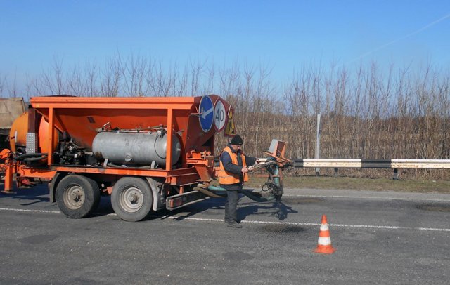 На Черкащині розпочали ремонтувати дороги струменевим методом