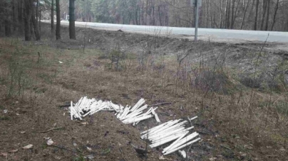 Невідомі скинули небезпечні відходи на узбіччя дороги на Черкащині