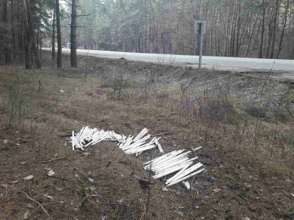 Невідомі скинули небезпечні відходи на узбіччя дороги на Черкащині