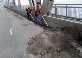 Автодорожники провели благоустрій мосту через Дніпро