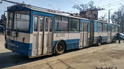 У центрі Черкас тролейбус зламався прямо на перехресті