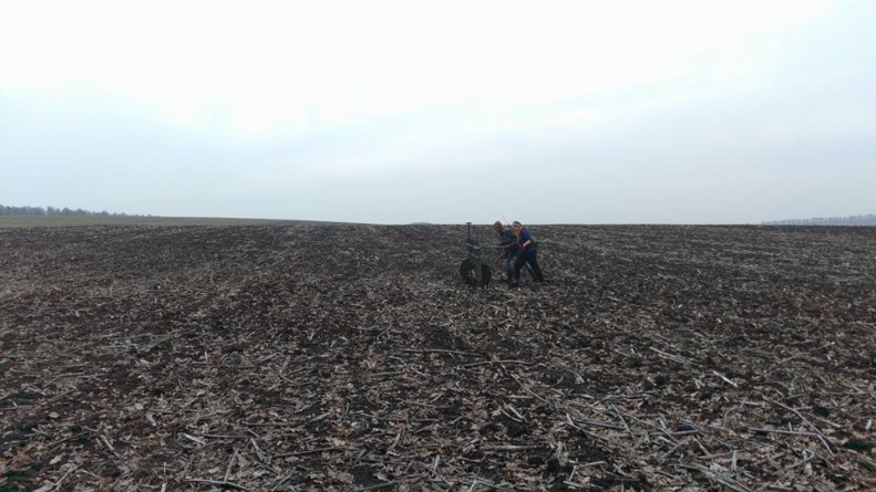 На Черкащині німці з українцями вручну досліджують поле