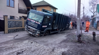 Черкаські рятувальники разом із комунальниками звільнили «вантажівку», яка втрапила в яму