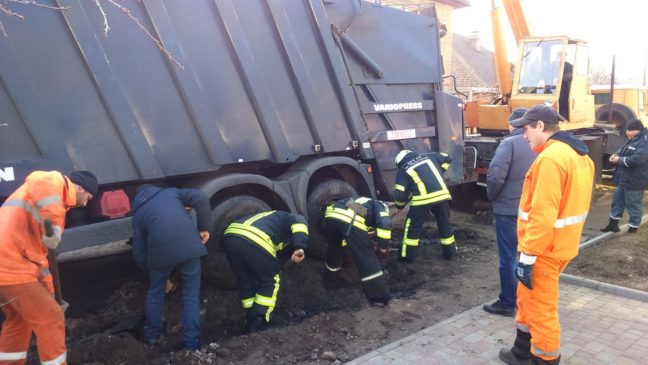 Черкаські рятувальники надали допомогу водію сміттєвоза
