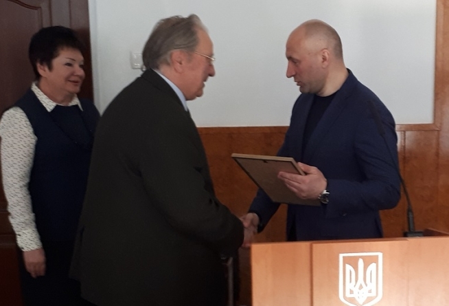 Анатолій Бондаренко вручив грамоту виконавчого комітету та цінний подарунок відомому в Черкасах краєзнавцю