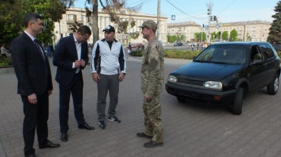 Черкаські чиновники передали військовим автомобіль для виконання бойових завдань на фронті