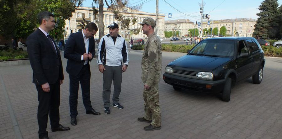 Черкаські чиновники передали військовим автомобіль для виконання бойових завдань на фронті