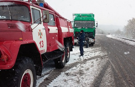 У Карлівському районі рятувальники відбуксували 27 автівок