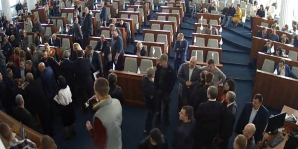 Депутатів облради зачинили в сесійній залі