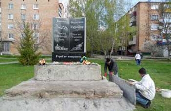 У Ватутіному встановлено пам’ятник захисникам України