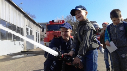 До пожежної частини у Черкасах завітали вихованці дитячого садочка