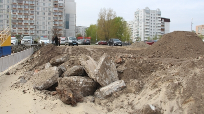 На Митниці в Черкасах власник автостоянки захопив муніципальну землю та сплюндрував пляж