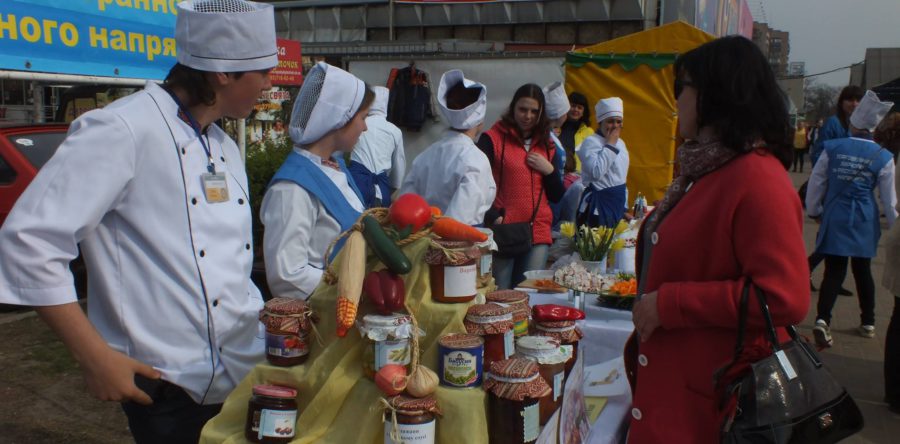 У центрі Черкас красувалися кухарі, офіціанти та бармени (ВІДЕО)