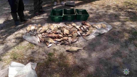 Правоохоронці виявили сотні метрів сіток та кілограми риби поблизу Черкас