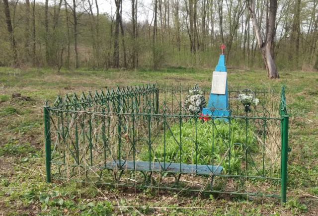 Смілянські лісівники доглядають обеліски Другої світової