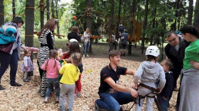 У черкаському парку з’явився мотузковий атракціон