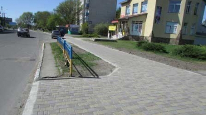 У Шполі брукованою плиткою вимощують тротуари