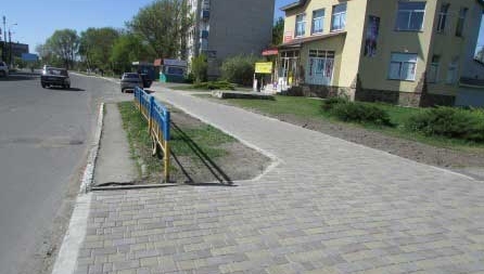 У Шполі брукованою плиткою вимощують тротуари