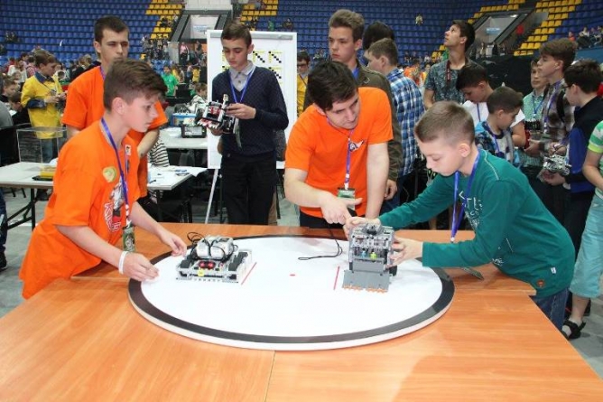 Роботи учнів черкаської гімназії здобули дві перемоги на фестивалі ROBOTICA