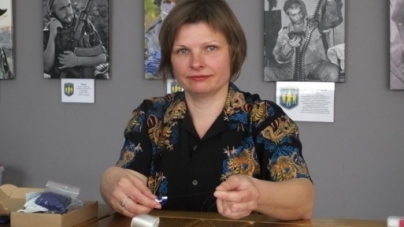 Черкаська вчителька відроджує етнічні орнаменти у бісероплетінні
