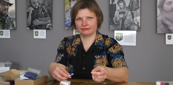 Черкаська вчителька відроджує етнічні орнаменти у бісероплетінні