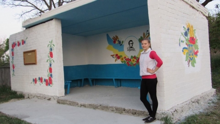 Школярка із Черкащини відремонтувала та прикрасила петриківським розписом зупинку