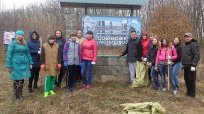 Лісівники та студенти прибрали Собківське лісництво
