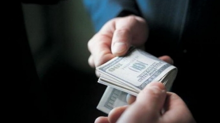 На Черкащині затримали бізнесмена, який дав хабара у тисячу доларів