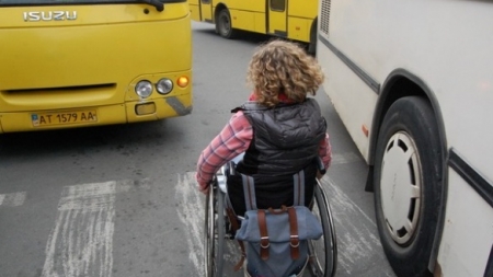 Черкаські перевізники відмовляють у проїзді людям на візках