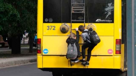 Черкаські школярі катаються на драбинах тролейбусів