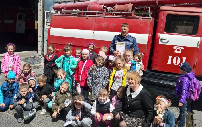 Золотоніські рятувальники провели для школярів екскурсію пожежною частиною
