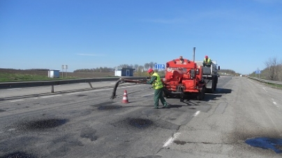 На автошляхах Черкащини відремонтували понад 2 тис. кв. м покриття