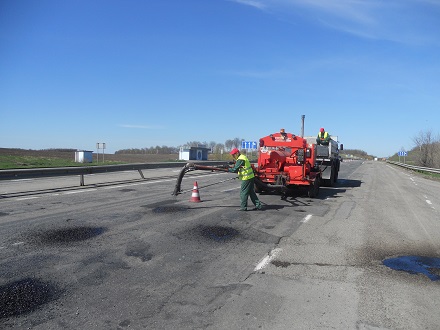 На автошляхах Черкащини відремонтували понад 2 тис. кв. м покриття