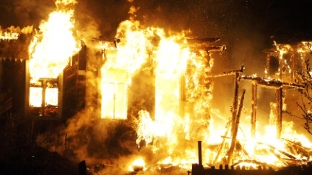 Рятувальники евакуювали чоловіка і двох дітей з палаючого будинку