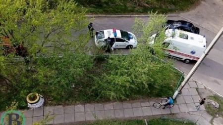Через нерозділене кохання під будинком у Черкасах зібралися поліцейські та «швидка»