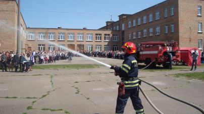 Черкаські рятувальники провели День цивільного захисту з освітянами