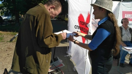Черкаські «батьківщинівці» продовжують збирати підписи проти продажу землі