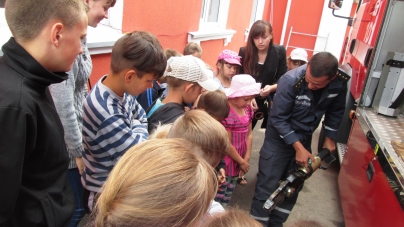 Черкаська дітвора з «Веселкової країни» завітала в гості до рятувальників
