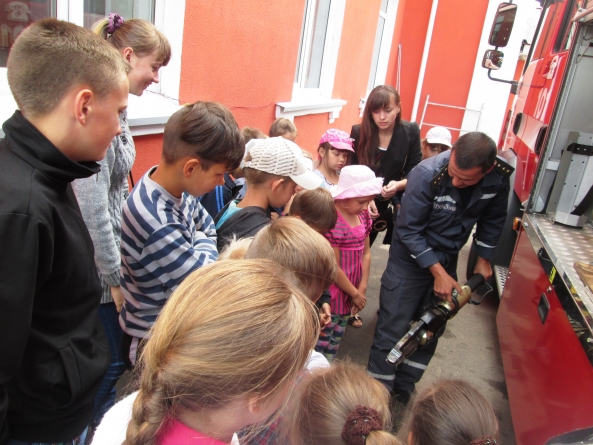Черкаська дітвора з «Веселкової країни» завітала в гості до рятувальників