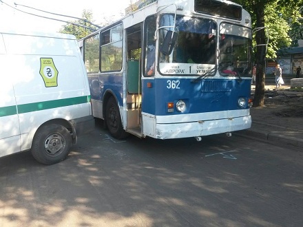 Черкаський тролейбус зіткнувся з автівкою