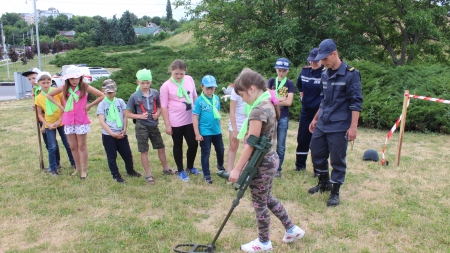 Черкаські рятувальники навчали дітей правилам поведінки під час виявлення підозрілих предметів